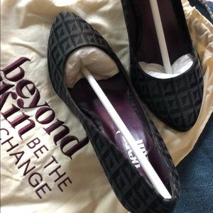Beyond Skin Fabric Heels Sz 6 NEW